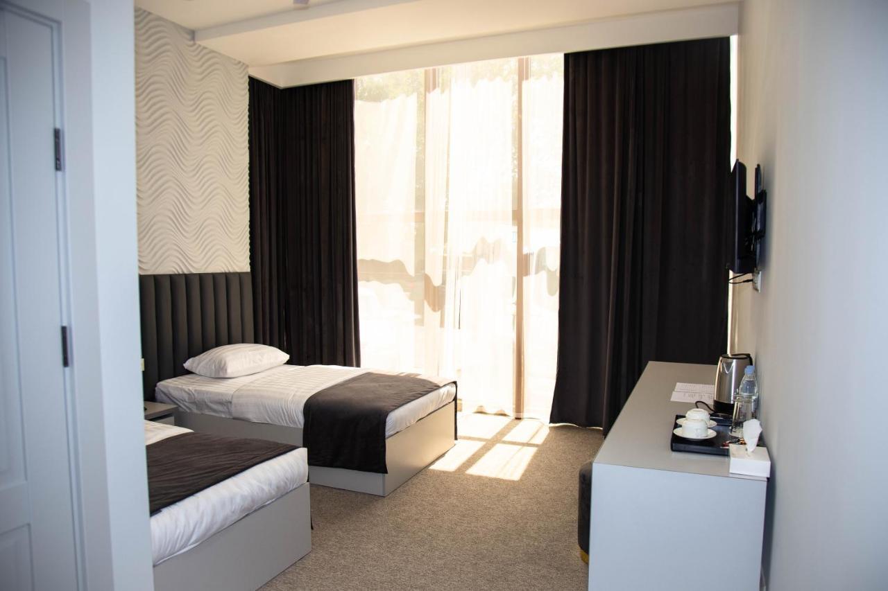 Port Plaza Evn Hotel P'arak'ar Ngoại thất bức ảnh