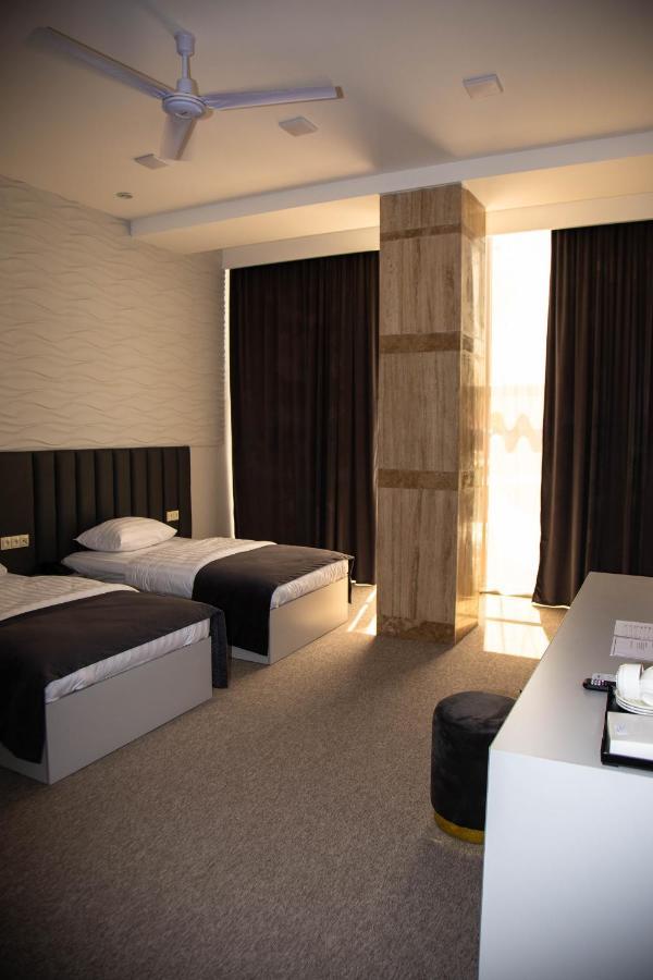 Port Plaza Evn Hotel P'arak'ar Ngoại thất bức ảnh