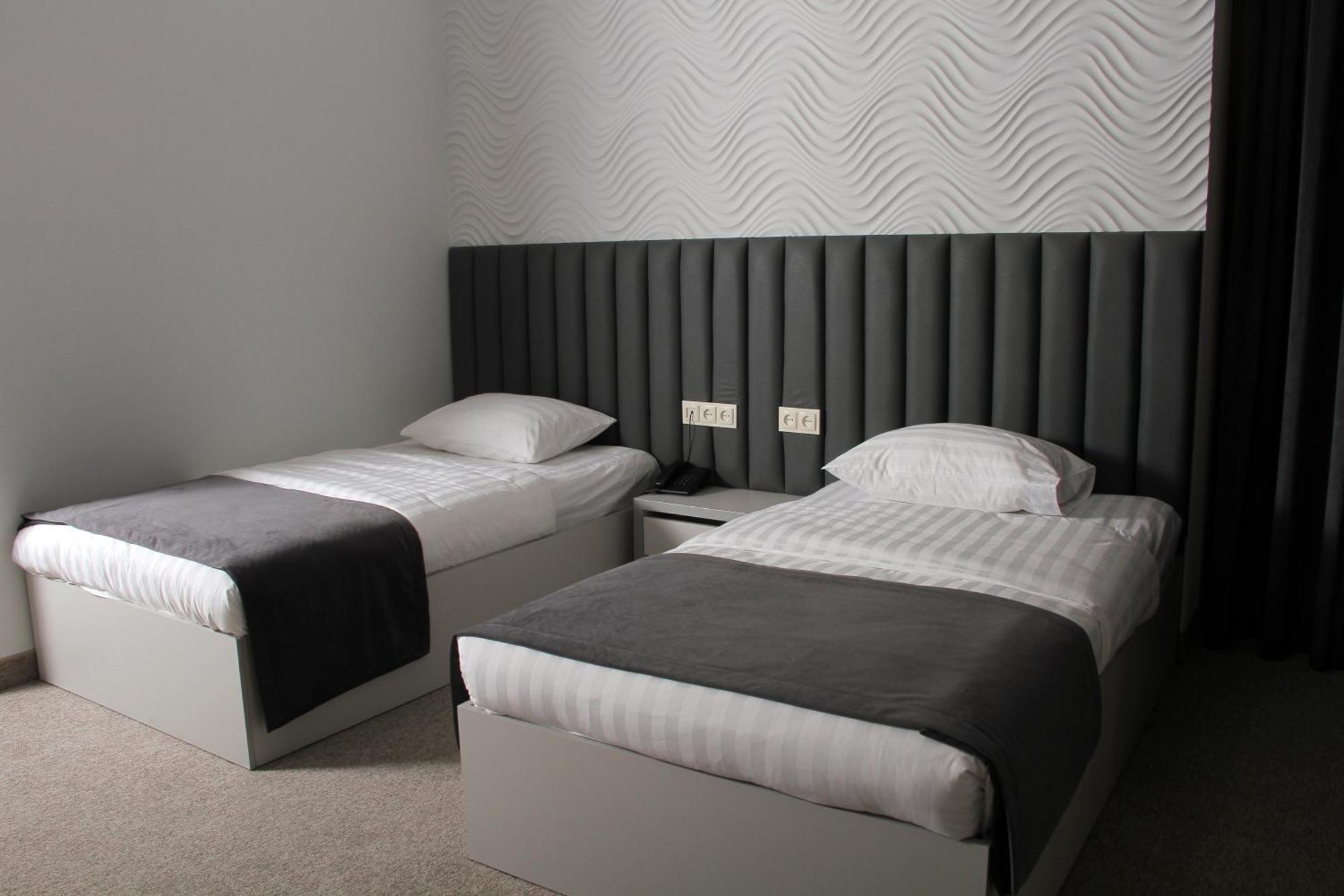 Port Plaza Evn Hotel P'arak'ar Ngoại thất bức ảnh