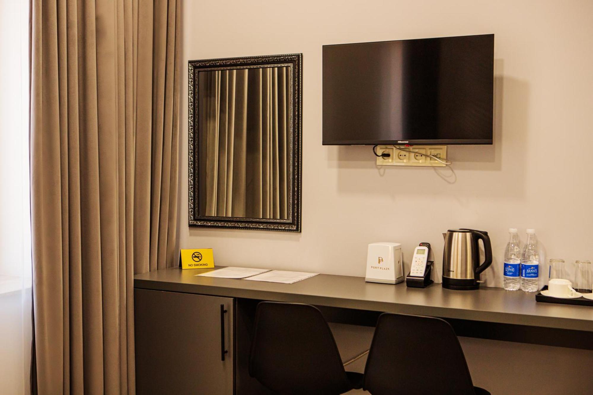 Port Plaza Evn Hotel P'arak'ar Ngoại thất bức ảnh