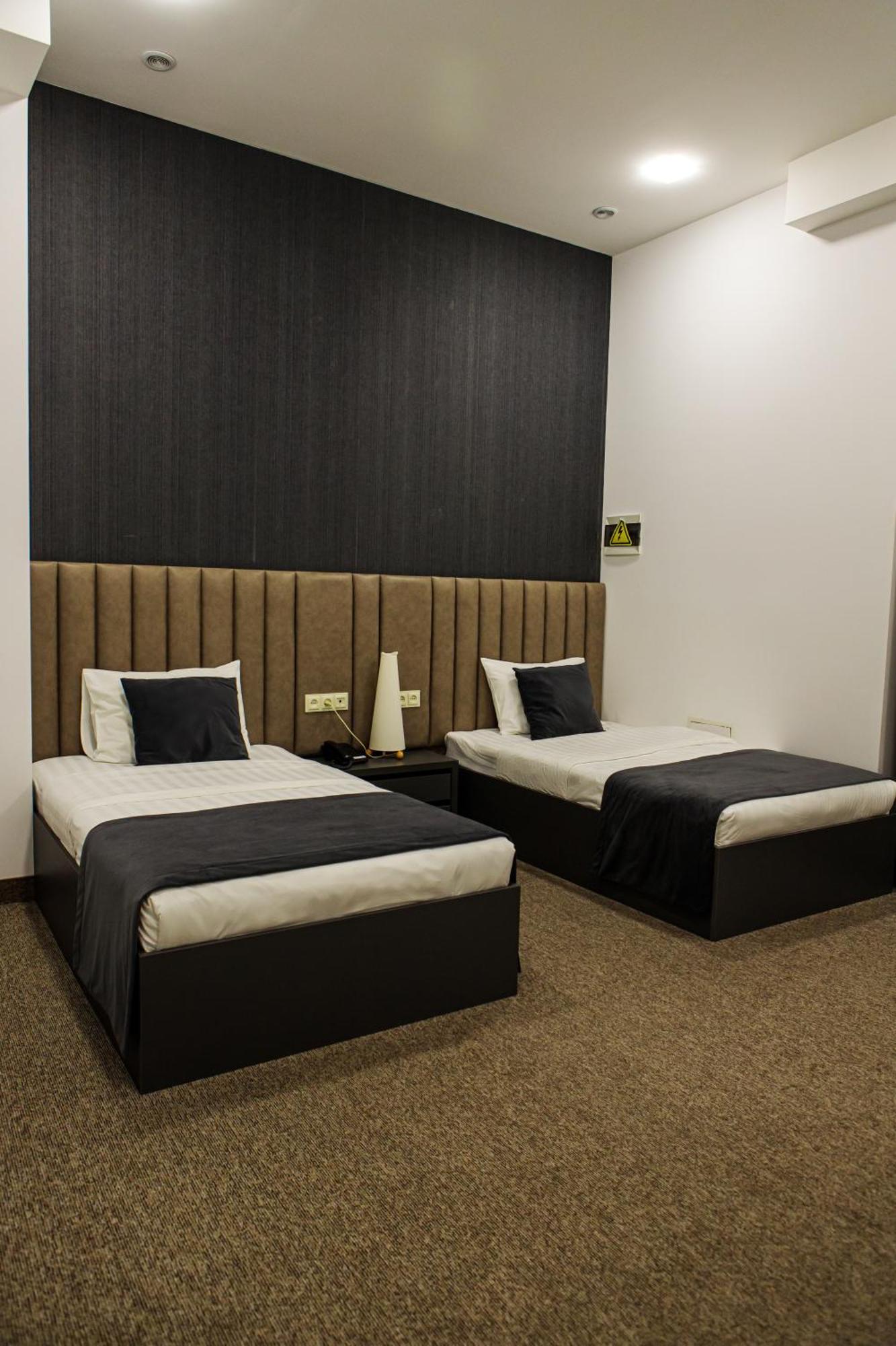 Port Plaza Evn Hotel P'arak'ar Ngoại thất bức ảnh