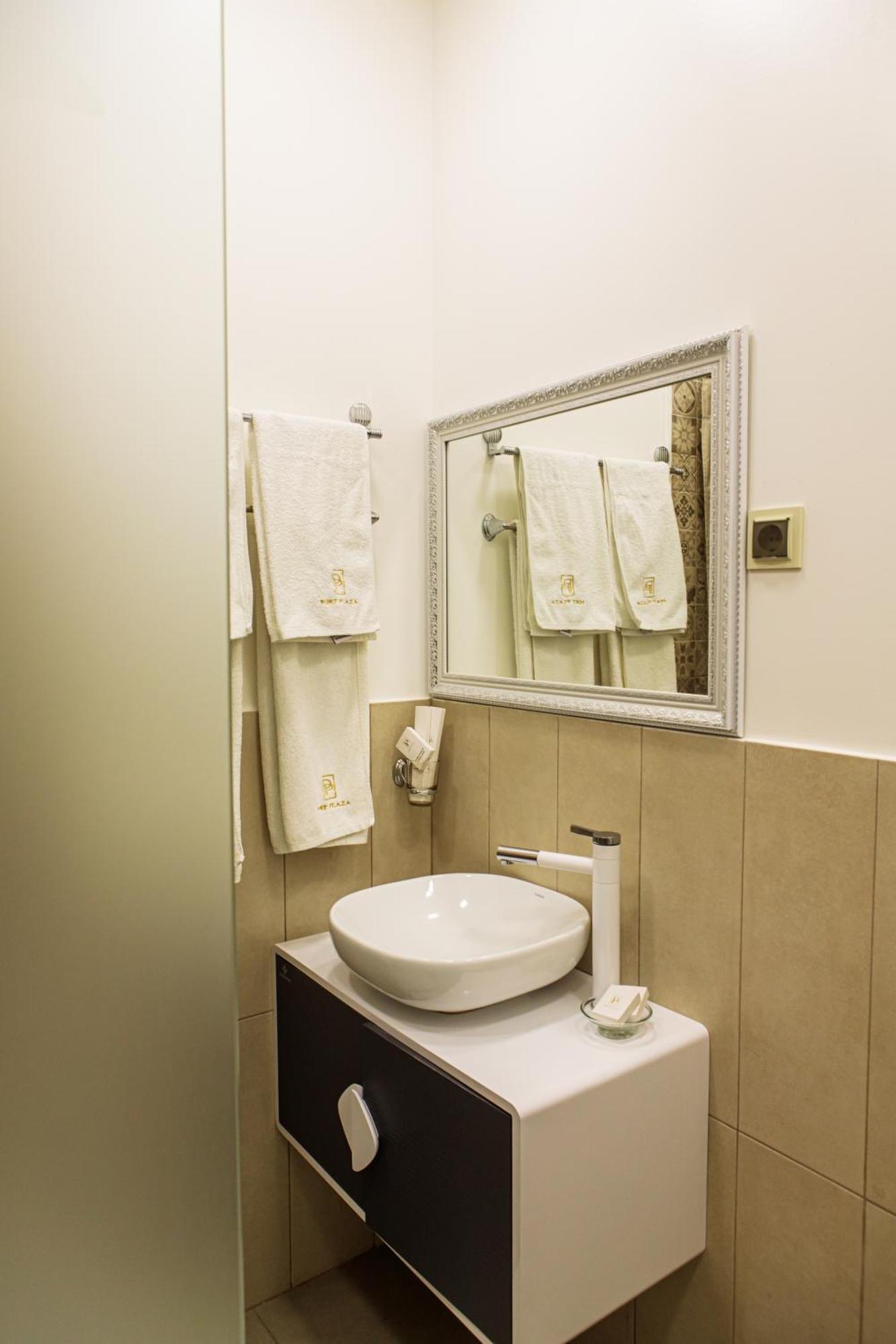 Port Plaza Evn Hotel P'arak'ar Ngoại thất bức ảnh