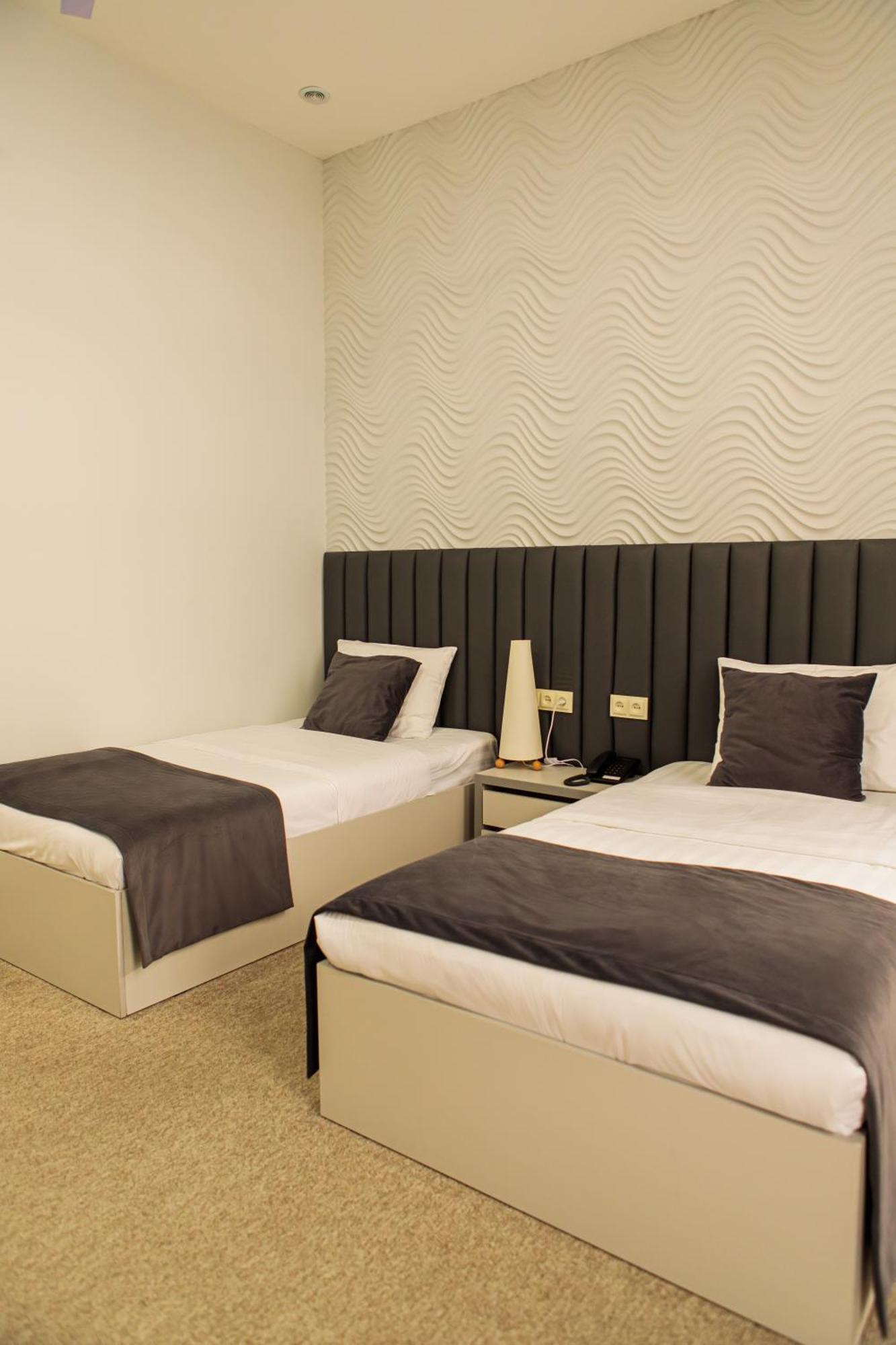 Port Plaza Evn Hotel P'arak'ar Ngoại thất bức ảnh