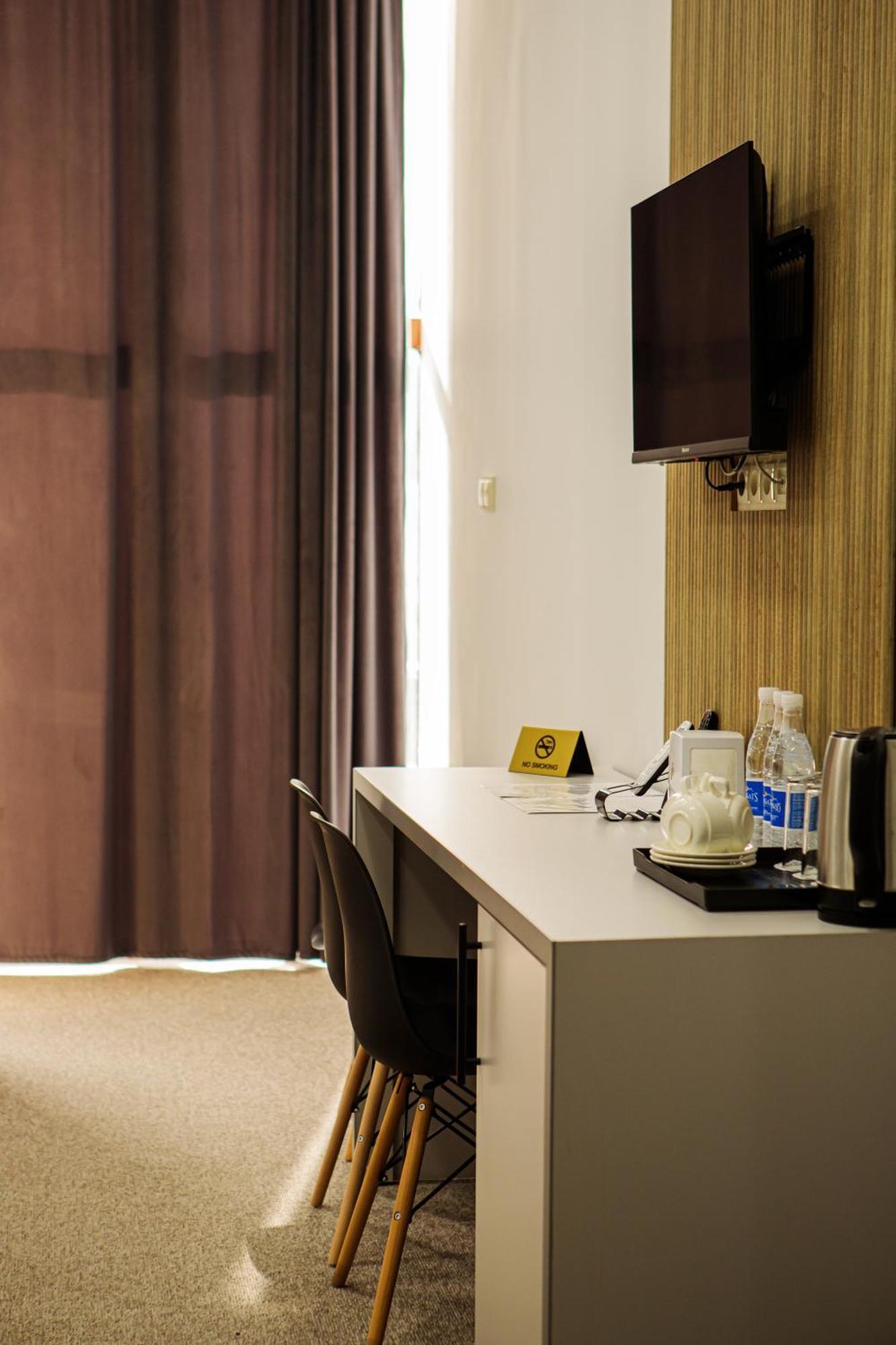 Port Plaza Evn Hotel P'arak'ar Ngoại thất bức ảnh